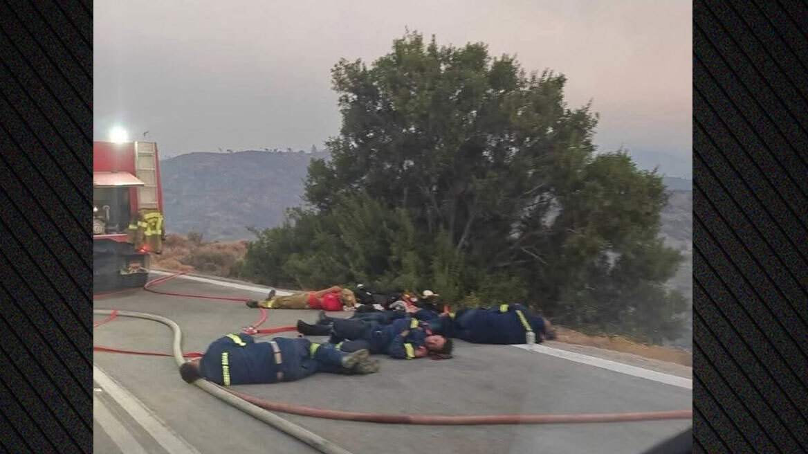 Φωτογραφία με εξουθενωμένους πυροσβέστες στη Χίο να είναι ξαπλωμένοι στην άσφαλτο - «Ξεκουράζονται για να επιστρέψουν»