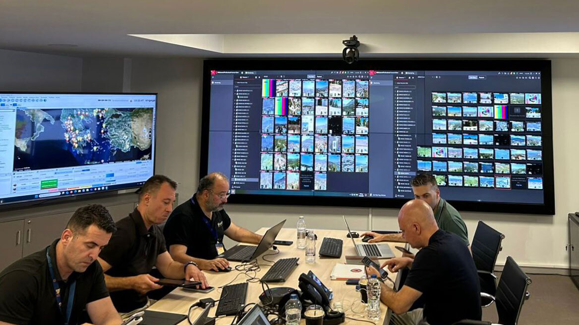 Μέσα στο War Room της Πολιτικής Προστασίας που διαχειρίζεται τα πύρινα μέτωπα της χώρας