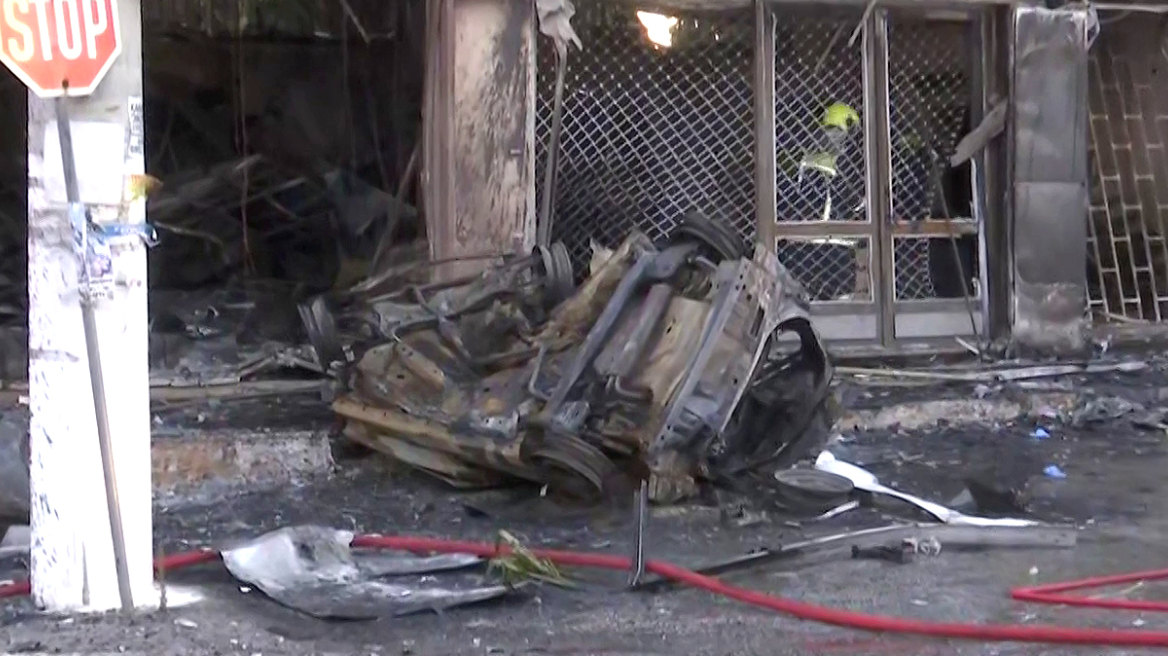 Τραγωδία στο Κορωπί: ΙΧ έπεσε σε κατάστημα και προκάλεσε φωτιά - Νεκρός ο οδηγός