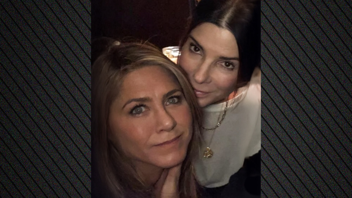 Η Μπούλοκ περιέγραψε πώς γεννήθηκε η φιλία της με την Άνιστον - «Μας έλεγαν ότι δεν έπρεπε να σέβεται η μία την άλλη»