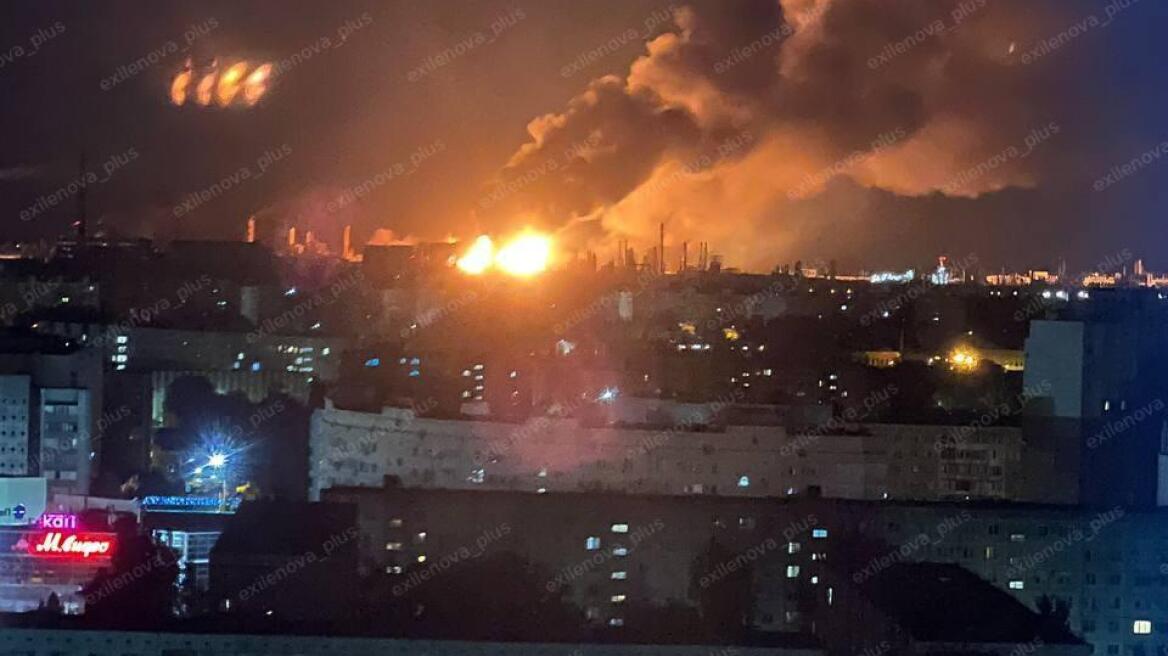 Πυρκαγιά σε διυλιστήριο του Βόλγκογκραντ στη Ρωσία έπειτα από ουκρανική επίθεση με drones - Δείτε βίντεο