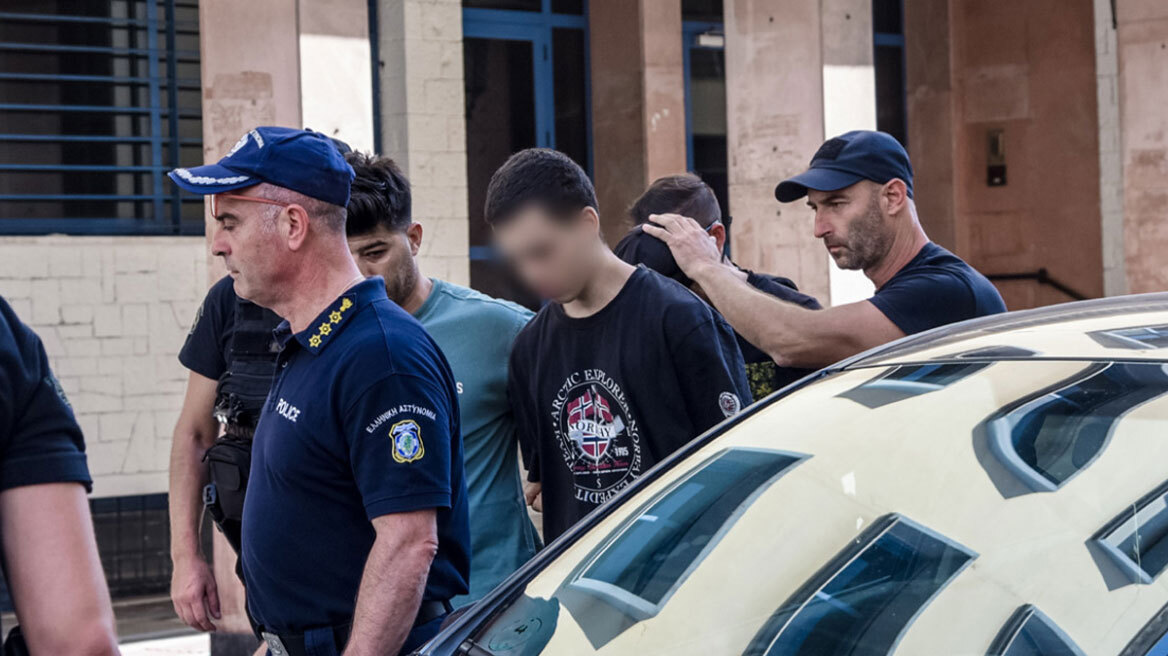 «Κάψατε την Πάτρα, ντροπή σας» - Εξαγριωμένοι πολίτες κινήθηκαν κατά των κατηγορούμενων για εμπρησμό έξω από τα δικαστήρια, δείτε βίντεο