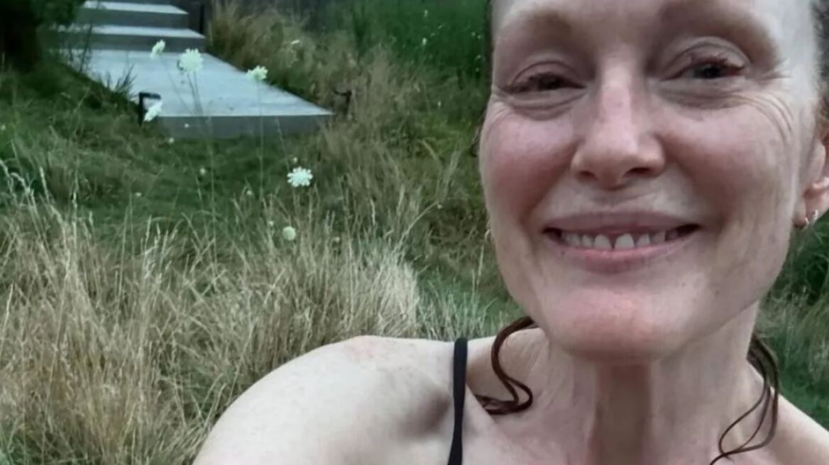 Τζούλιαν Μουρ: Ποζάρει χωρίς μακιγιάζ με μπικίνι και εντυπωσιάζει με τη φυσική της λάμψη
