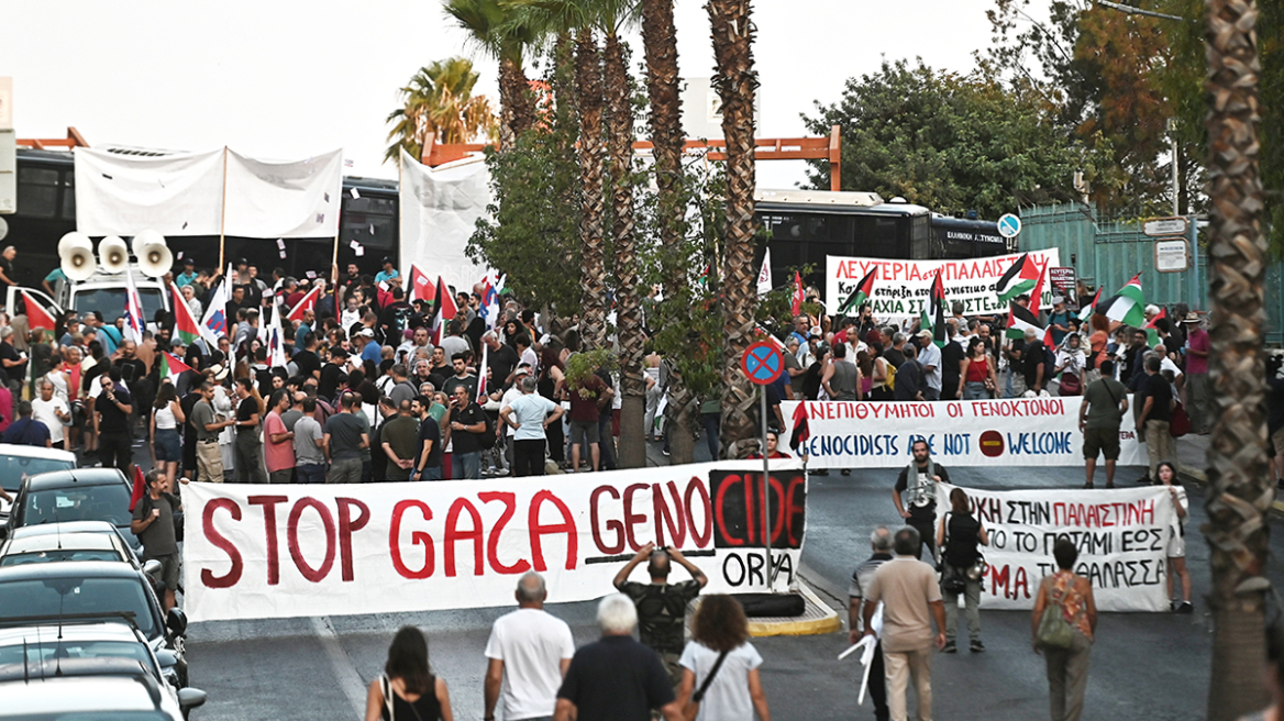 Συγκέντρωση του ΠΑΜΕ στο λιμάνι του Πειραιά για κρουαζιερόπλοιο από το Ισραήλ - Πέταξαν γιαούρτι στο κεντρικό λιμεναρχείο