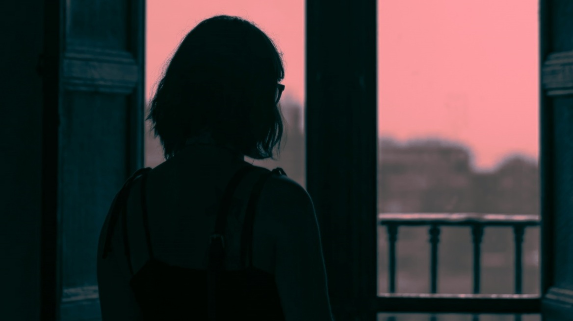 Οι γυναίκες που βιώνουν stalking διατρέχουν αυξημένο κίνδυνο καρδιοπάθειας και εγκεφαλικού
