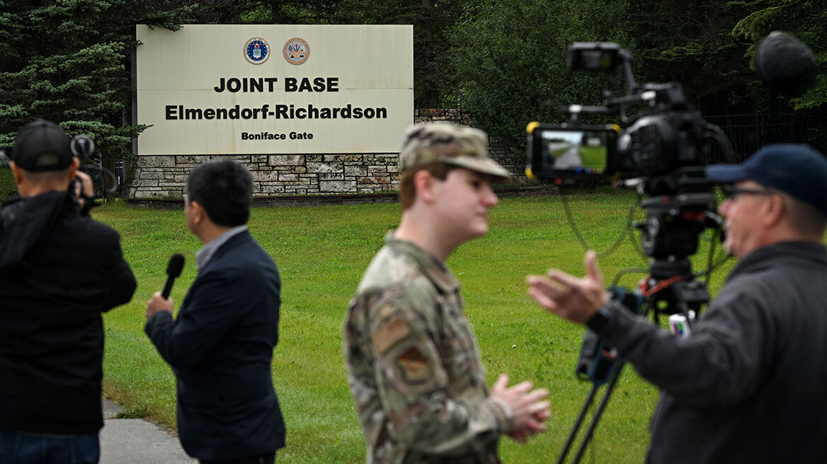 Ρώσοι δημοσιογράφοι σε πτήση προς Αλάσκα: Το τρολάρισμα με τις «κοτολέτες κοτόπουλου αλά Κίεβο» πριν τη σύνοδο Τραμπ–Πούτιν