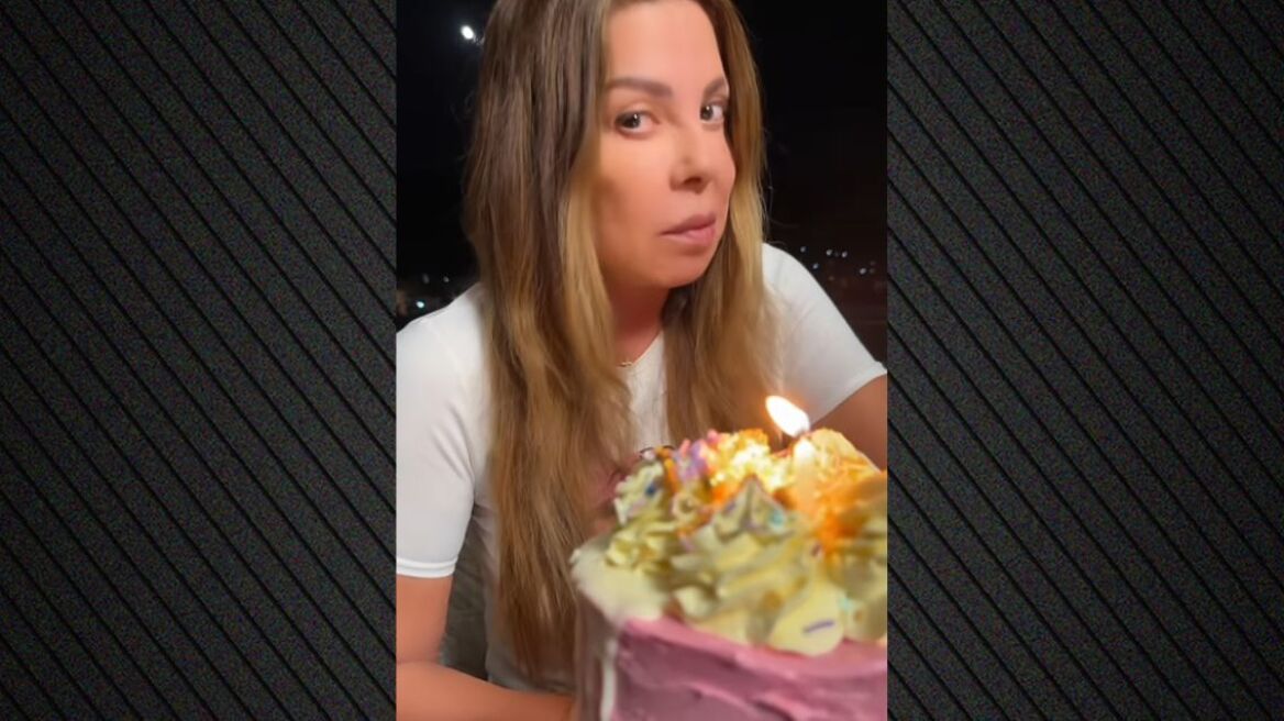 Η Άντζελα Δημητρίου σβήνει τα κεράκια της τούρτας της - «Χρόνια μου πολλά» είπε