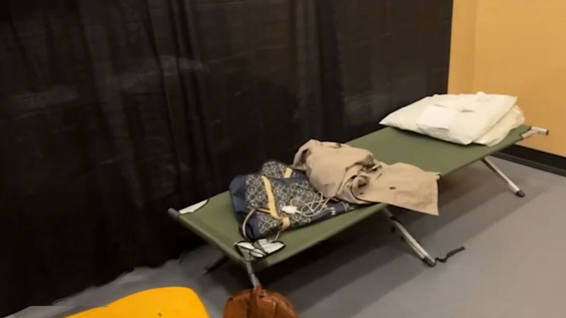 Σε γήπεδο χόκεϊ οι Ρώσοι δημοσιογράφοι στην Αλάσκα - Διαμαρτύρονται για τις «σπαρτιάτικες συνθήκες»