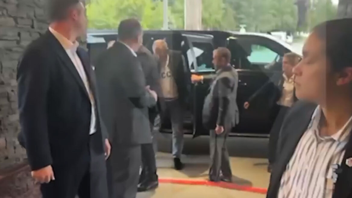 Σεργκέι Λαβρόφ: Γιατί φόρεσε φούτερ «ΕΣΣΔ» πριν το τετ α τετ Τραμπ-Πούτιν - Τα μηνύματα που ήθελε να στείλει
