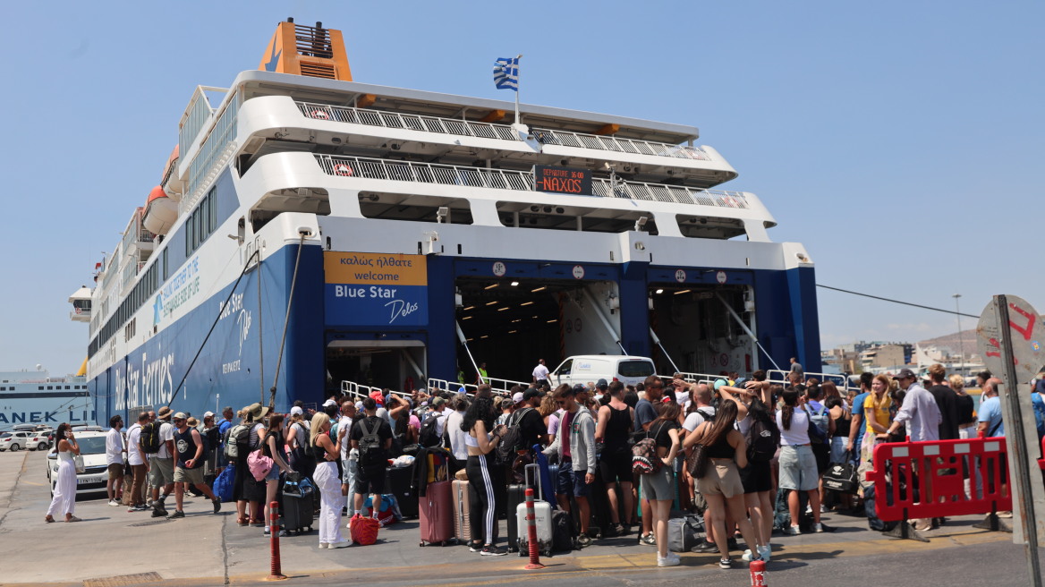 Δεκάδες χιλιάδες επιβάτες στα λιμάνια της Αττικής.