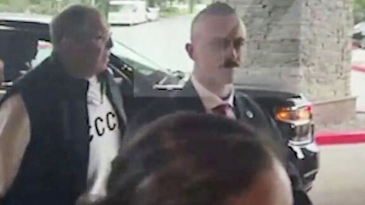 Ο Λαβρόφ στην Αλάσκα με φούτερ «ΕΣΣΔ» πριν από τη σύνοδο του Τραμπ με τον Πούτιν - Δείτε βίντεο