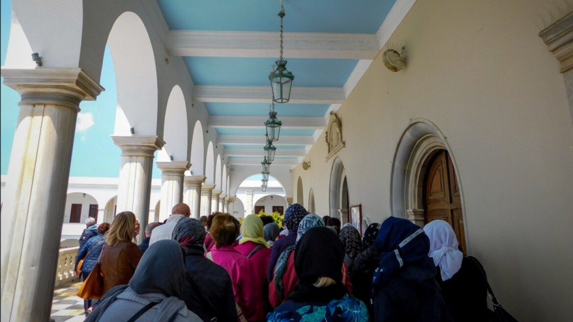 Δεκαπενταύγουστος: Χιλιάδες πιστοί προσκυνούν την εικόνα της Παναγίας στην Τήνο - Δείτε βίντεο