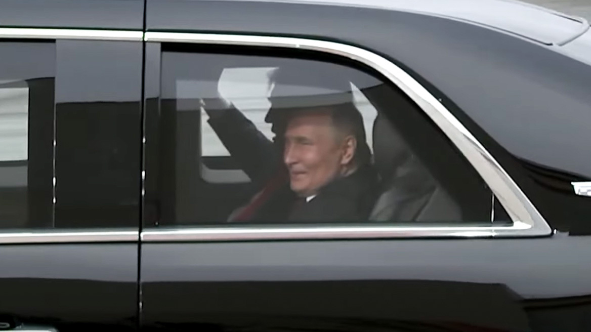 Τι σημαίνει η χρήση ίδιου αυτοκινήτου από Τραμπ και Πούτιν - Μυστήριο για τις συζητήσεις χωρίς διερμηνείς
