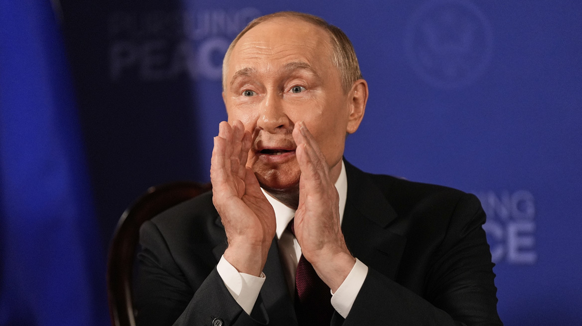 Ομοβροντία ερωτήσεων στον Πούτιν λίγο πριν τη συνάντηση με τον Τραμπ στην Αλάσκα - Το βίντεο με την αντίδρασή του