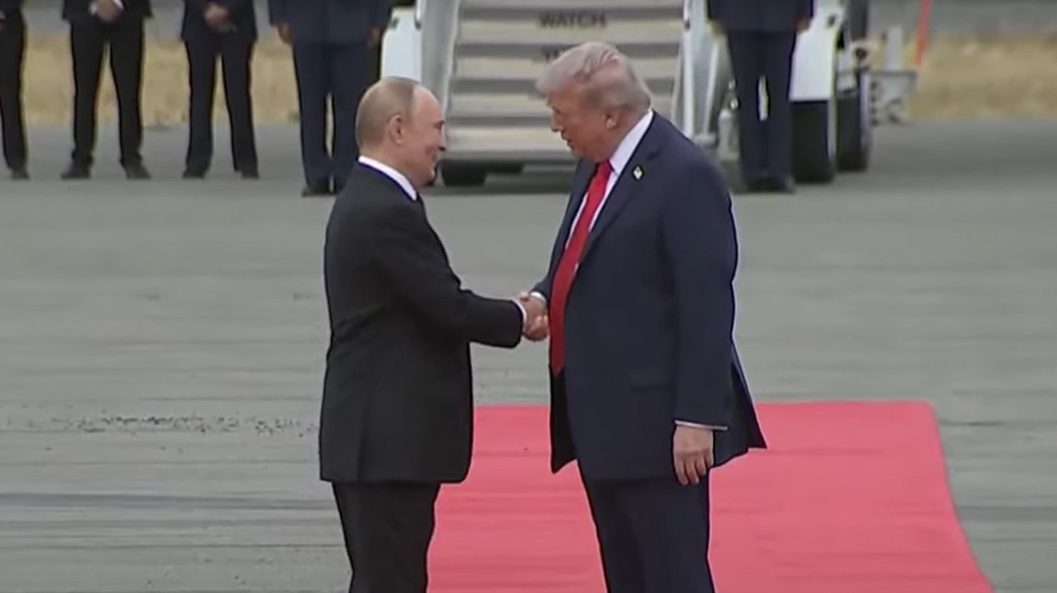 «Επιτέλους» - Ειδικός στην ανάγνωση χειλιών «διαβάζει» όσα είπαν Τραμπ και Πούτιν στο αεροδρόμιο
