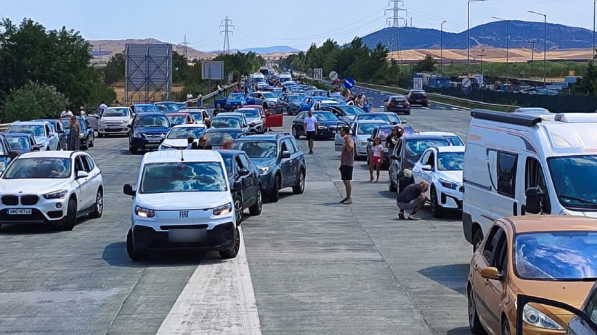 Οριοθετήθηκε η φωτιά κοντά στα διόδια Μοσχοχωρίου στη Λάρισα -  Αποκαταστάθηκε η κυκλοφορία στην εθνική οδό
