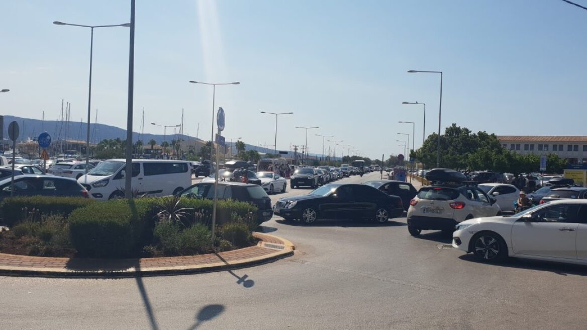 Ταλαιπωρία καταγγέλλουν κάτοικοι και επισκέπτες της Λευκάδας μετά την αντικατάσταση της πλωτής γέφυρας από ferry boat