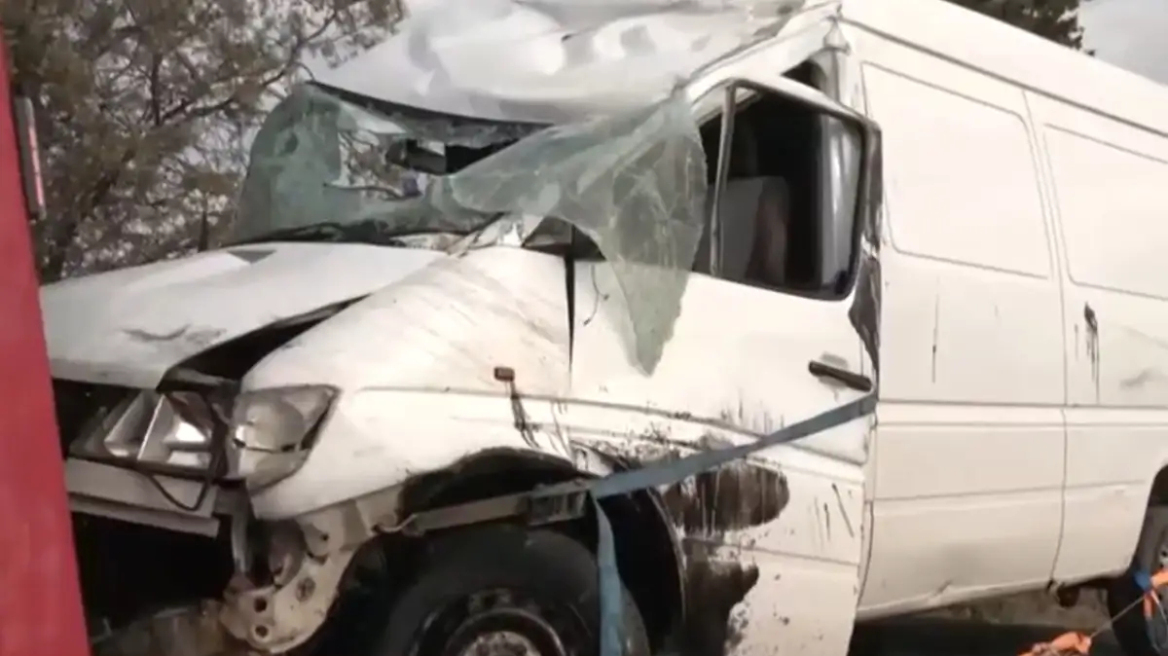 Θεσσαλονίκη: Φορτηγό πέρασε στο αντίθετο ρεύμα και «καρφώθηκε» σε αυτοκίνητο – Νεκρός 67χρονος οδηγός
