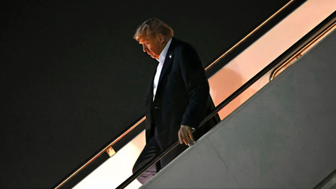 Επέστρεψε ο Τραμπ στην Ουάσινγκτον - Χωρίς γραβάτα και με σκυμμένο κεφάλι κατέβηκε από το Air Force One, δείτε βίντεο
