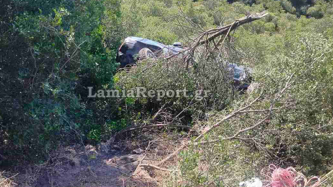 Φθιώτιδα: Αυτοκίνητο έκανε «βουτιά» σε γκρεμό - Δύο τραυματίες