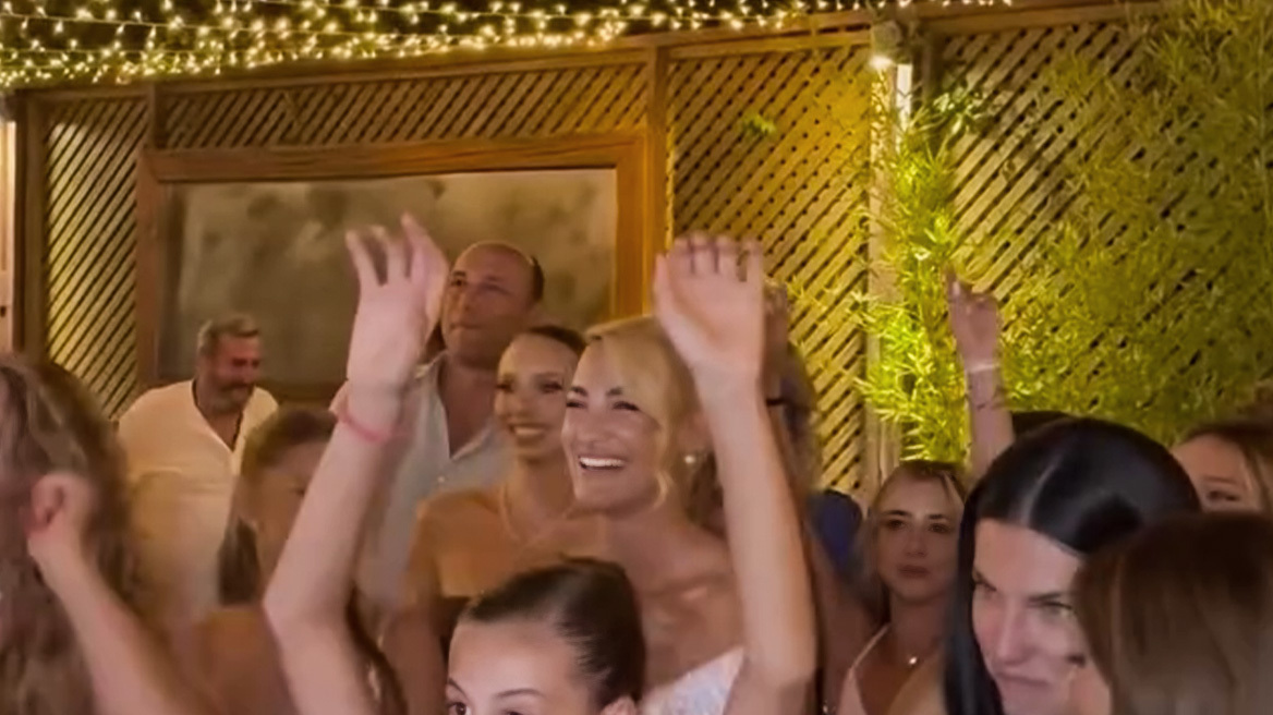 Η «βουτιά» της Ιωάννας Τούνη για να πιάσει ανθοδέσμη σε γάμο - Δείτε βίντεο