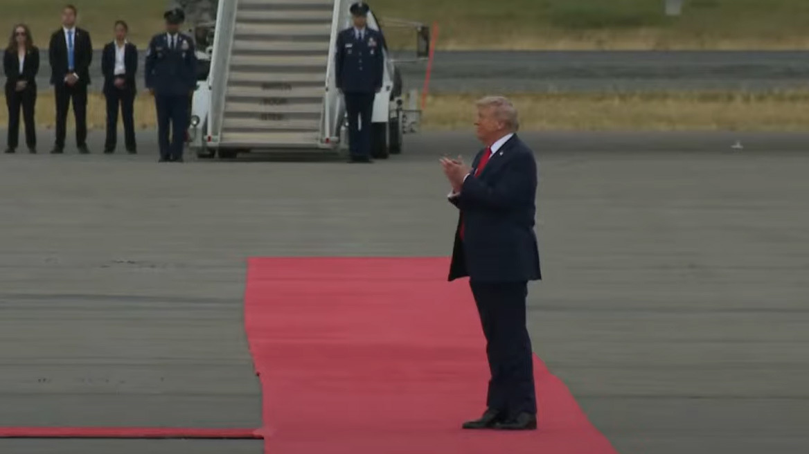 Ο Λευκός Οίκος «έκοψε» στο μοντάζ το χειροκρότημα του Τραμπ για τον Πούτιν
