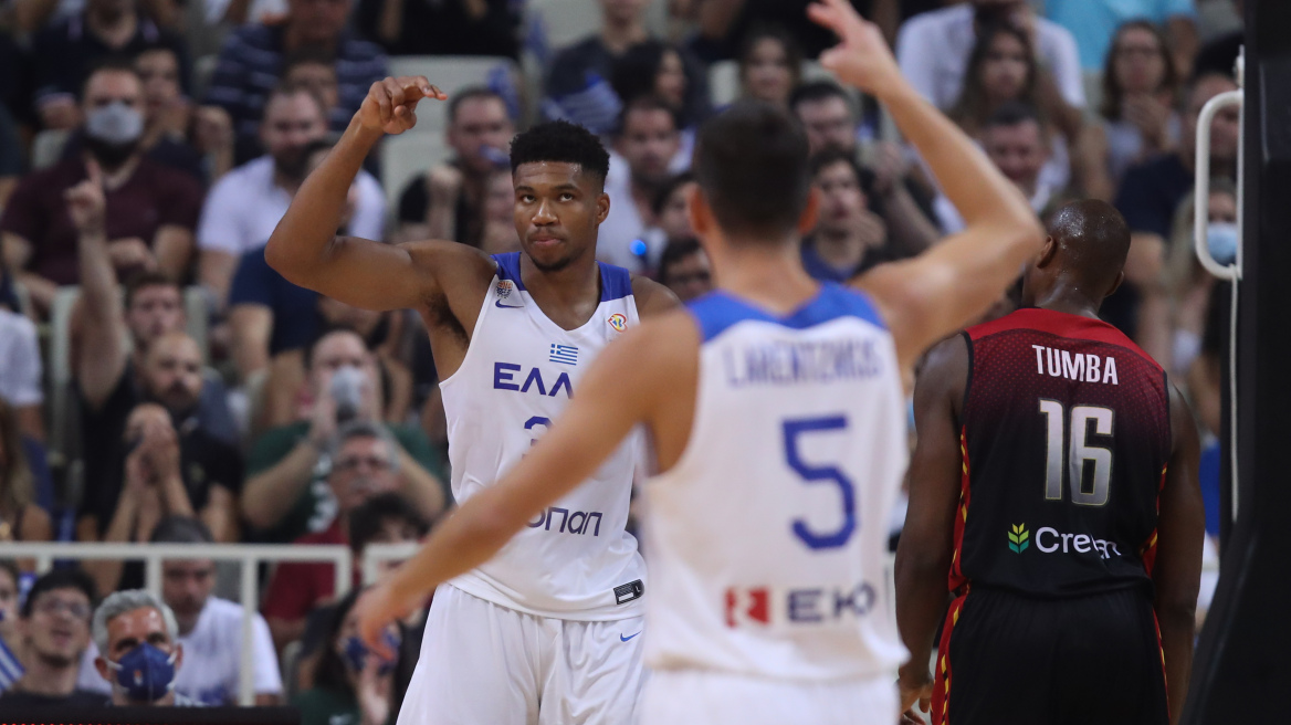 Έβαλε τα γέλια ο Λαρεντζάκης μετά την φάπα που... έφαγε από τον Γιάννη Αντετοκούνμπο - Η αντίδραση του Παπανικολάου - Βίντεο 