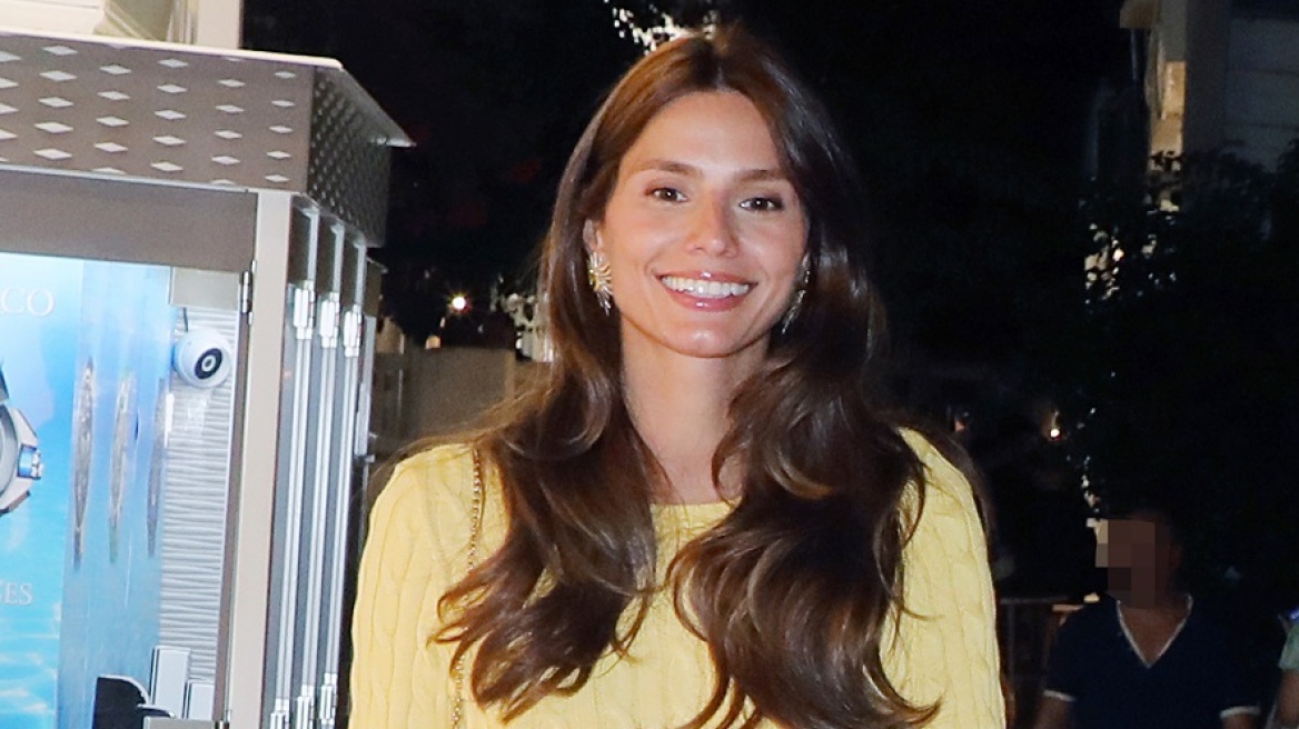 Ηλιάνα Παπαγεωργίου: Βόλτες στη Μύκονο με λευκό σορτς – Πώς το συνδύασε
