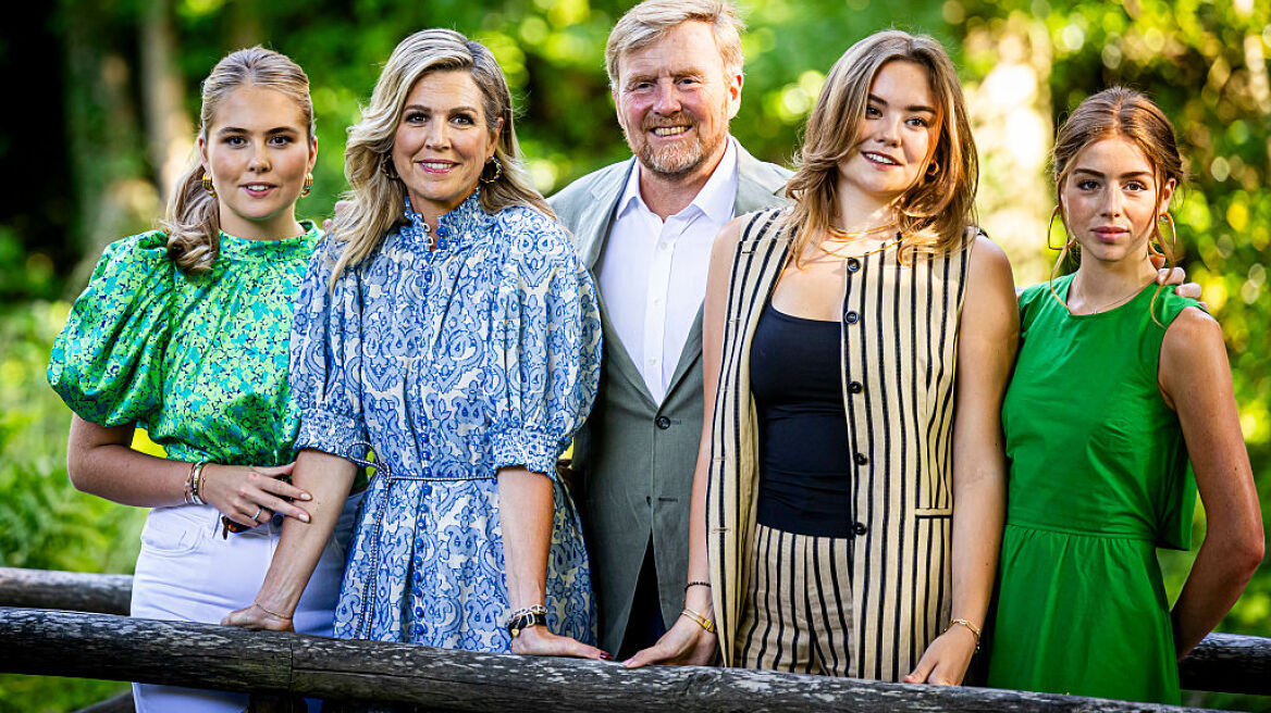 Η Βασίλισσα Μαξίμα της Ολλανδίας με τις κόρες της σε ελληνική εκκλησία - Σε ποιο νησί κάνουν διακοπές (εικόνα)