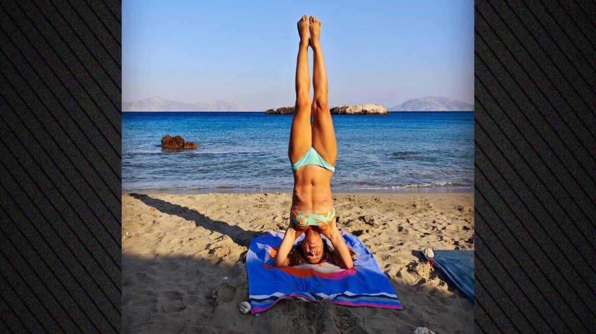 Φωτογραφία: Η Ηλιάνα Μαυρομάτη κάνει κατακόρυφο στην παραλία