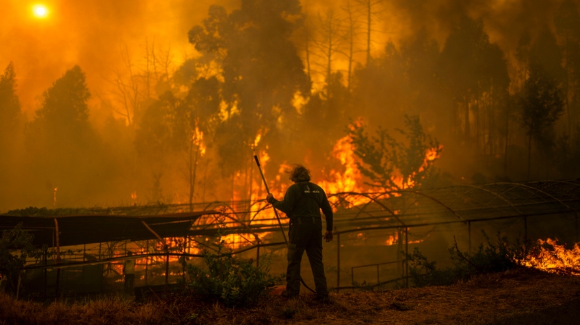 Ισπανία: Νεκρός πυροσβέστης στις καταστροφικές πυρκαγιές της χώρας	
