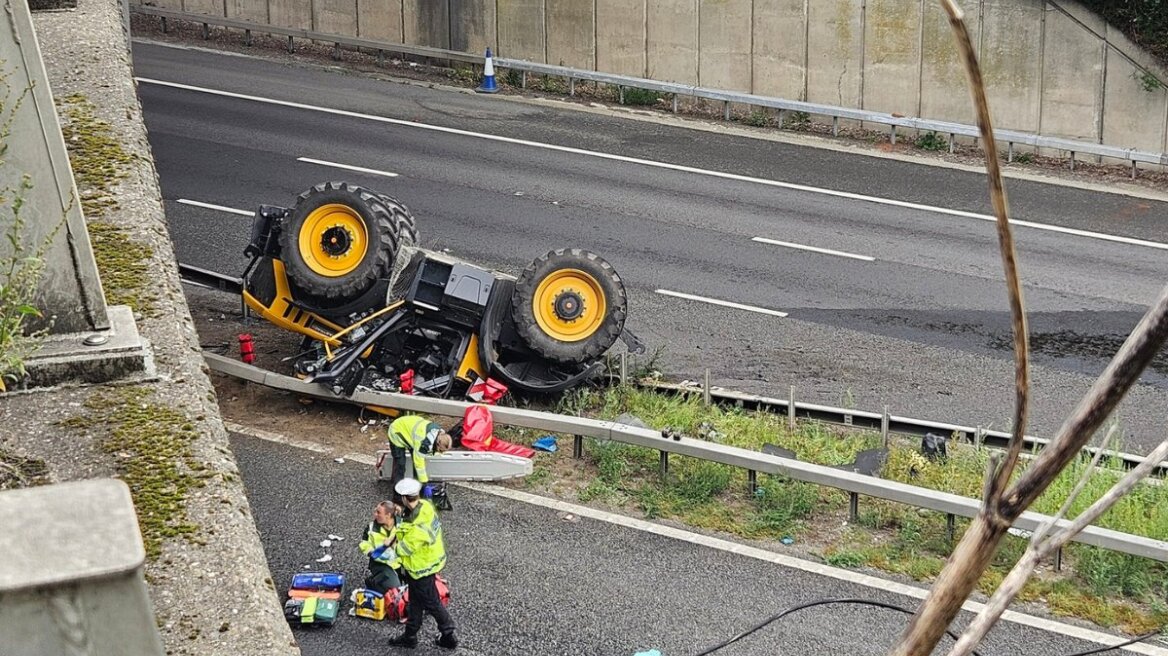 Τρακτέρ έπεσε από γέφυρα πάνω σε αυτοκινητόδρομο στη Βρετανία – Μποτιλιάρισμα για ώρες
