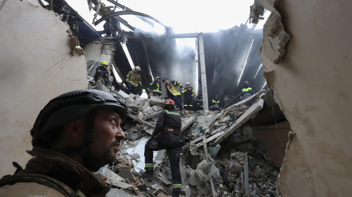 Ουκρανία:  7 οι νεκροί από τη ρωσική επίθεση στο Χάρκοβο τη νύχτα - Ανάμεσά τους ένα νήπιο και ένα 16χρονο αγόρι