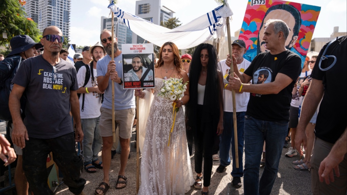 Οικογένεια Ισραηλινού ομήρου δημοσιοποιεί βίντεο του που κρατείται στη Γάζα - Η εικονική γαμήλια τελετή με την σύντροφό του που απελευθερώθηκε από τη Χαμάς