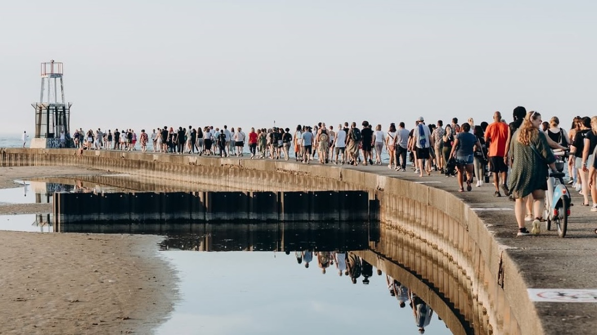 Σικάγο: Εκατοντάδες κόσμου συγκεντρώνονται για να εκτονώσουν το άγχος τους ουρλιάζοντας (βίντεο)