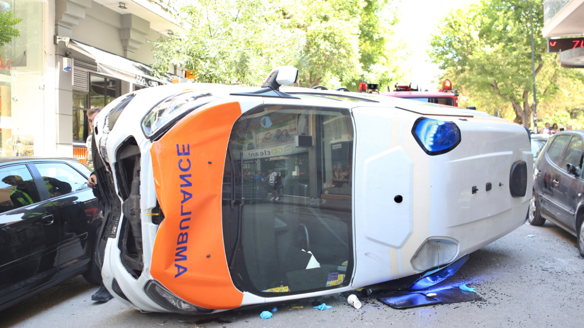 Κατέληξε ο ασθενής μετά την ανατροπή ιδιωτικού ασθενοφόρου στο Γουδί - Δείτε βίντεο και φωτογραφίες