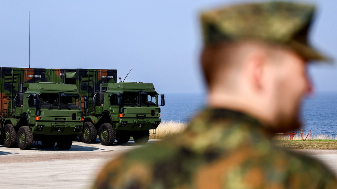Πυρκαγιά κατέστρεψε τέσσερα οχήματα του γερμανικού στρατού – Οι Αρχές «βλέπουν» πολιτικά κίνητρα
