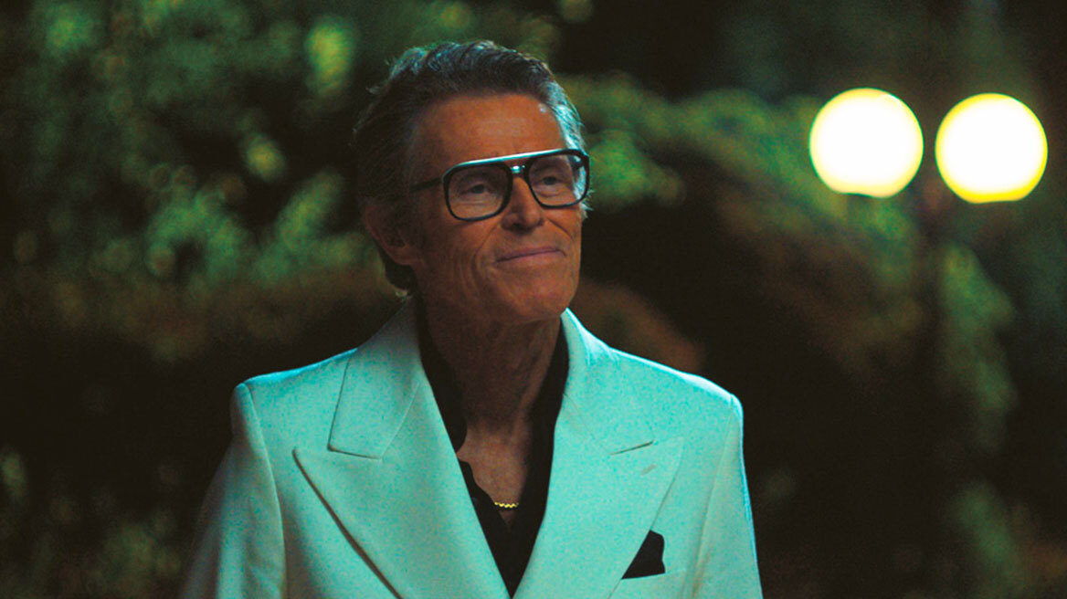 Ο Γουίλεμ Νταφόε «ντύνεται» Ωνάσης, χορεύει γυμνός ζεϊμπέκικο και μας προσκαλεί σε ένα κινηματογραφικό «Πάρτι Γενεθλίων»