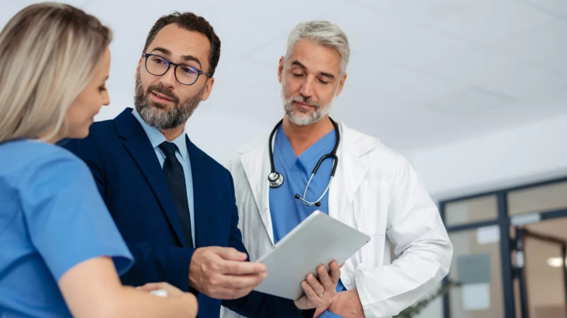 ΕΣΥ: Θα μπουν οι ιδιώτες γιατροί στα νοσοκομεία; Τι δείχνουν οι αιτήσεις για την αντίθετη επιλογή