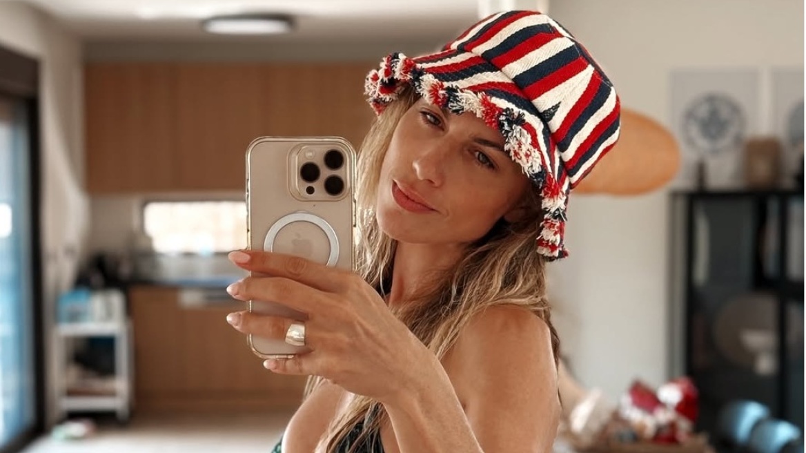 Ντορέττα Παπαδημητρίου: Οι selfies και η βουτιά σε πισίνα στις Σπέτσες και στο Πόρτο Χέλι - Δείτε φωτογραφίες
