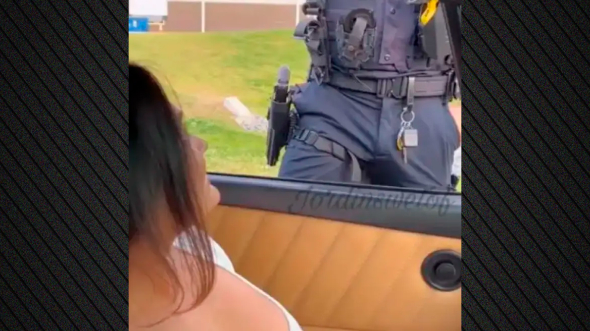 Αστυνομικός στις ΗΠΑ απολύθηκε γιατί συμμετείχε σε βίντεο μοντέλου του OnlyFans: Της άγγιξε το στήθος σε δήθεν έλεγχο
