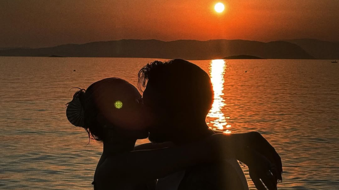 Γαρυφαλλιά Καληφώνη: Το φιλί με τον Χρήστο Μάστορα με φόντο το ηλιοβασίλεμα