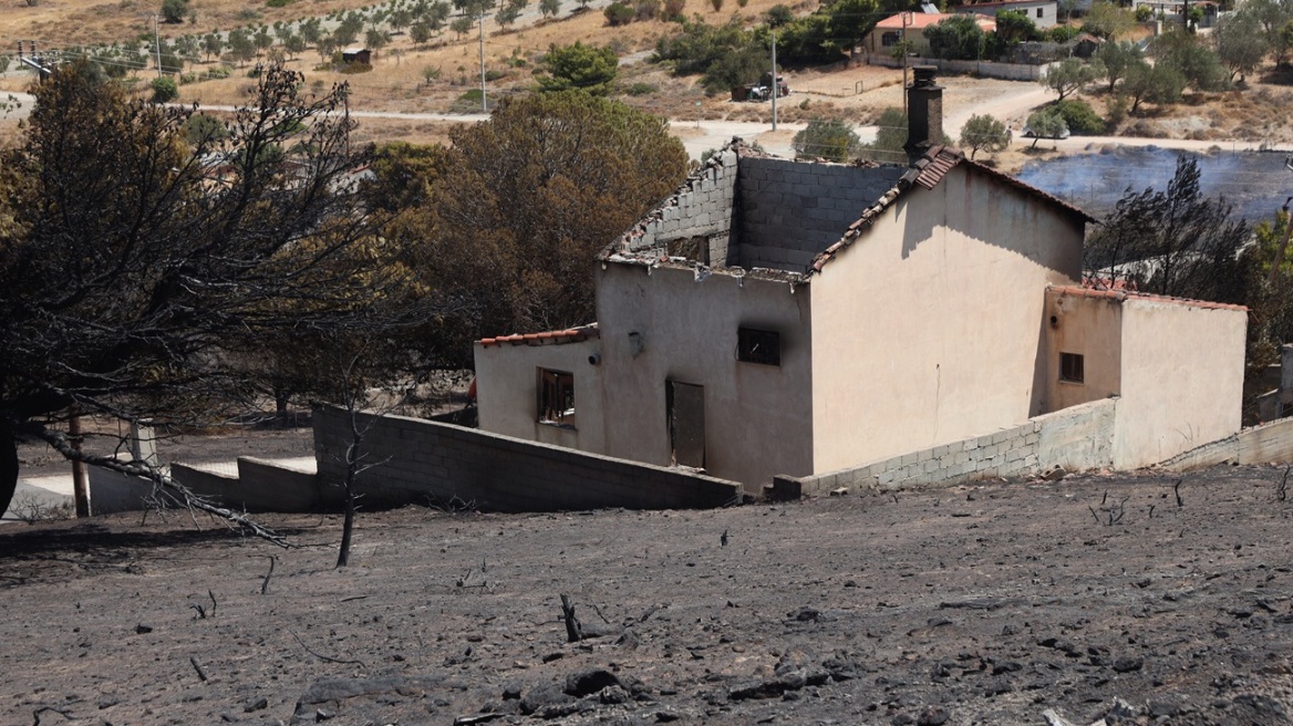 Πυρκαγιές: Πώς ξαναφτιάχνεται ένα σπίτι; Τα βήματα για αποκατάσταση και οικονομική στήριξη