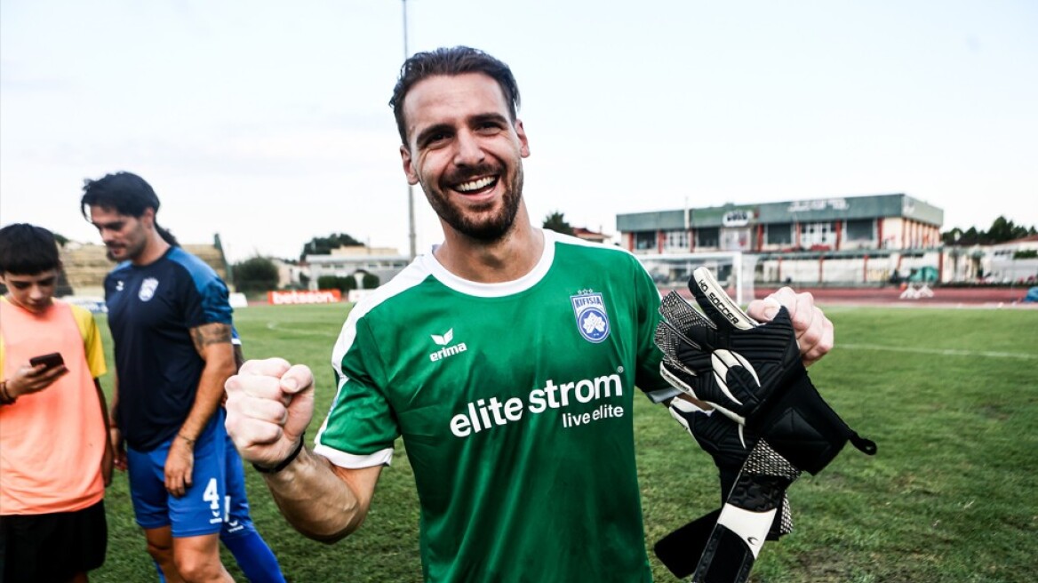 «Ήρωας» ο Ξενόπουλος: Έπιασε τρία πέναλτι με... μισό πόδι και έστειλε την Κηφισιά στην επόμενη φάση του Κυπέλλου