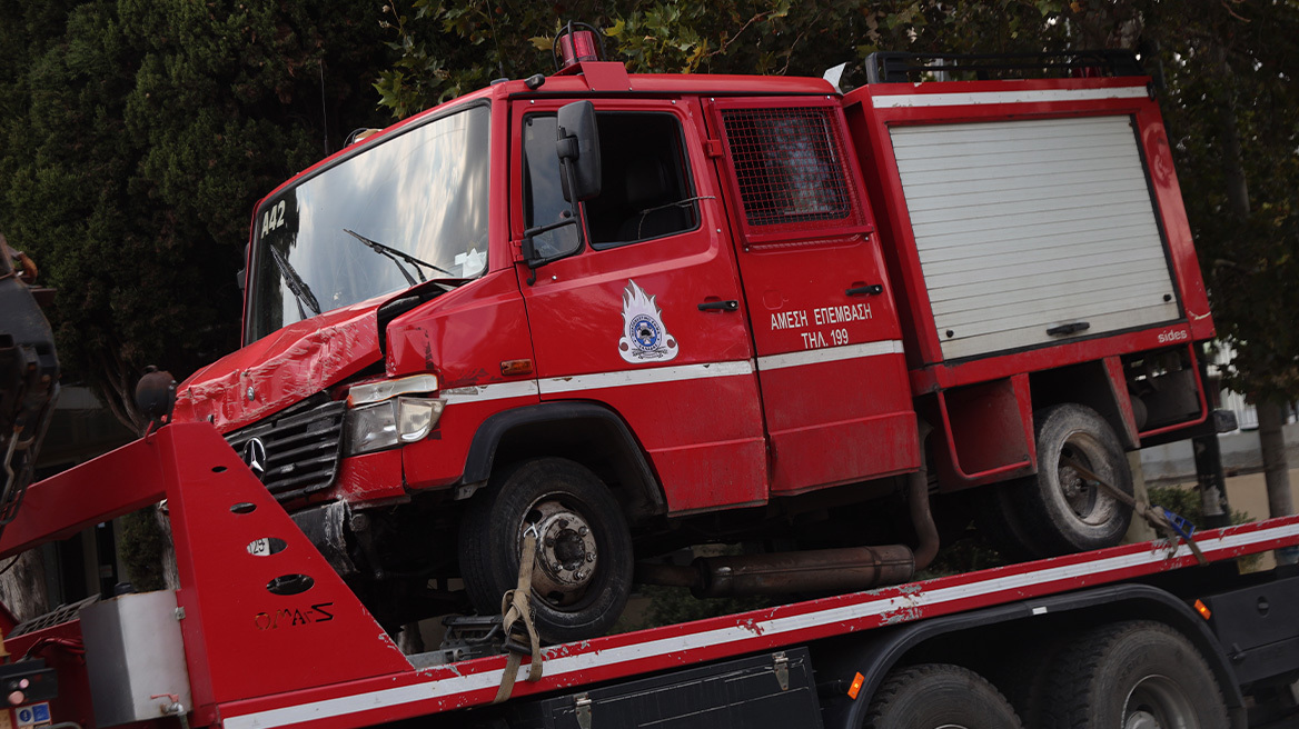 Πυροσβεστικό όχημα βγήκε από την πορεία του και προσέκρουσε σε δέντρα στη Νέα Χαλκηδόνα - Ένας τραυματίας