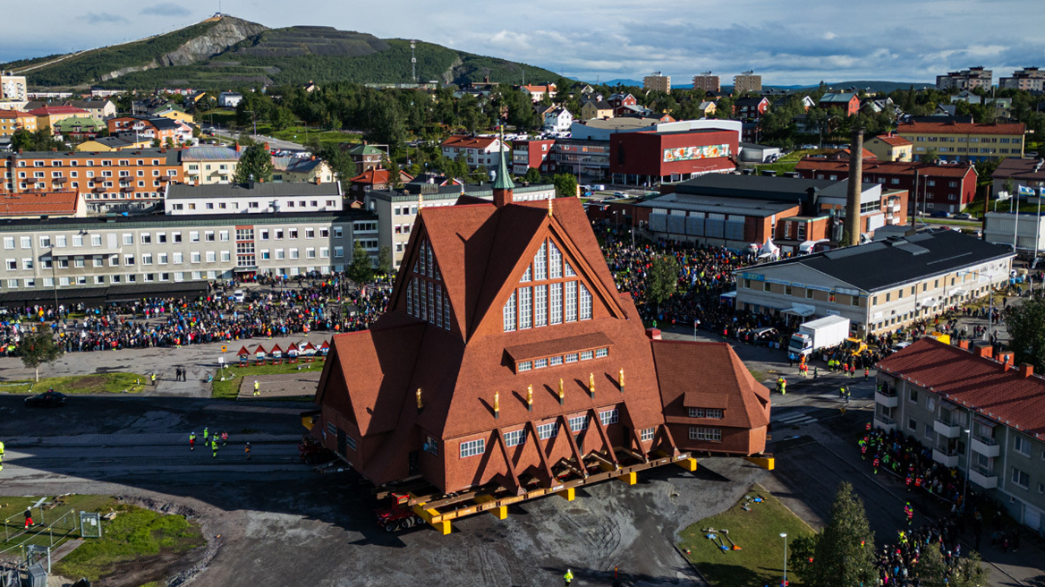 Μετακομίζει η ιστορική ξύλινη εκκλησία της Κιρούνα - Οι Σουηδοί την φόρτωσαν σε πλατφόρμες, δείτε βίντεο και φωτογραφίες
