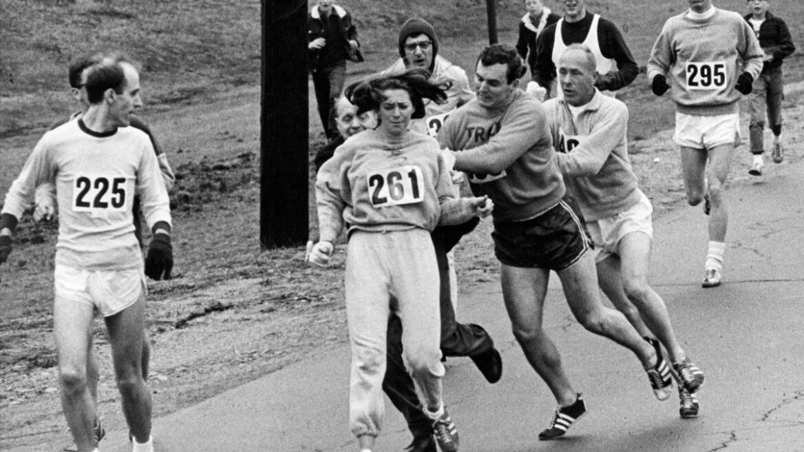 Μια κλωτσιά στα στερεότυπα: Η φωτογραφία της Kathrine Switzer που άλλαξε την ιστορία των Μαραθωνίων