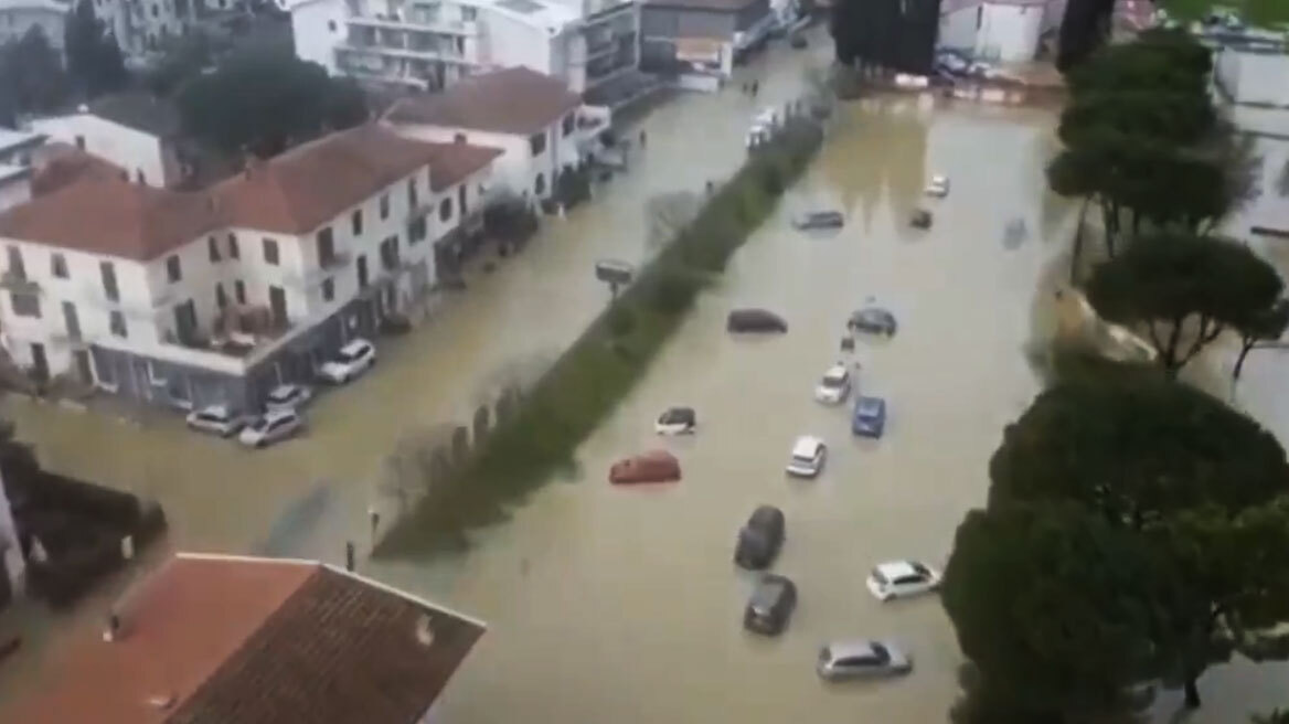 Ένας νεκρός από την κακοκαιρία στην Ιταλία - Ισχυρές βροχές και πορτοκαλί συναγερμός στον βορρά