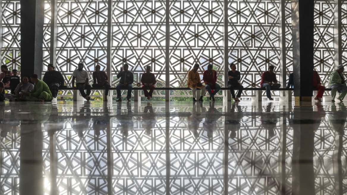 Πολιτεία της Μαλαισίας απειλεί με φυλάκιση άνδρες που δεν πάνε στο τζαμί για την προσευχή της Παρασκευής