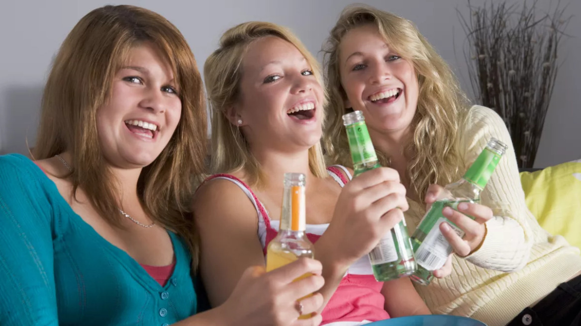 Ανήλικοι καταρρέουν από το αλκοόλ παρά τις απαγορεύσεις – Σοβαρά περιστατικά μέθης σε όλη τη χώρα